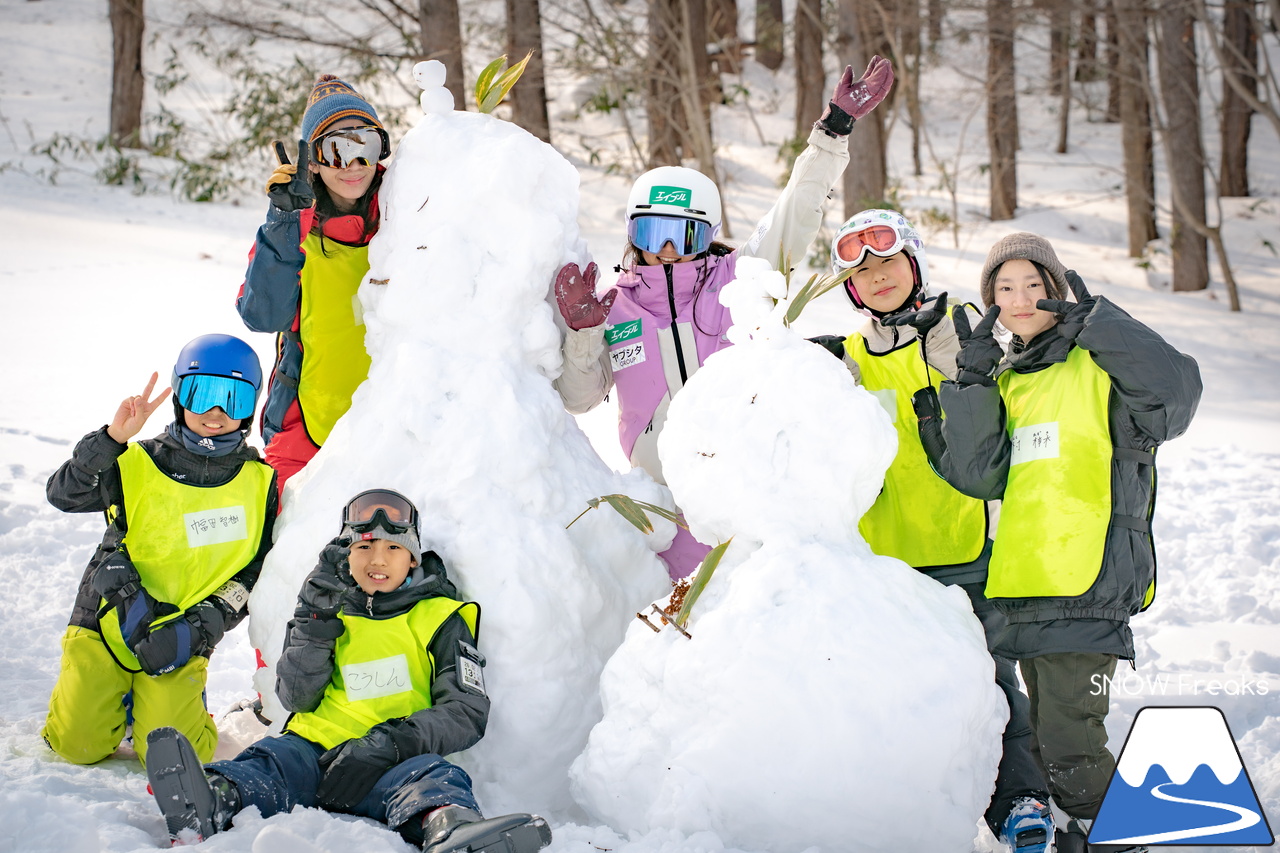 井山敬介さんと秋元日菜子さんのコンビは今年も健在！さらに、サプライズゲストも登場？！憧れのスキーヤーと一緒に雪と戯れ、『いちえ』の美味しいランチをいただく…。夢のようなイベント。めもるホールディングス presents プロスキーヤー・井山敬介さんと行く｜ダイナスティスキーリゾート